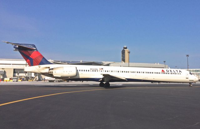 McDonnell Douglas MD-90 (N942DN) - Formerly JA002D from Japan Airlines. Online for Delta Feb 2013