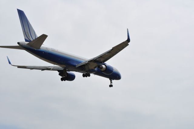 Boeing 757-200 (N596UA)