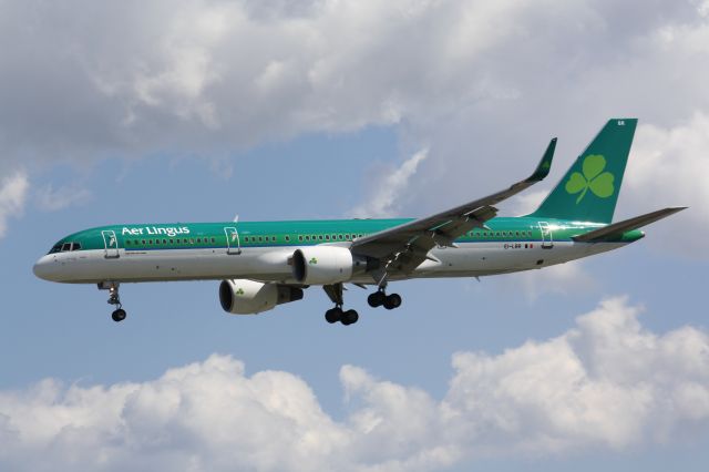 Boeing 757-200 (EI-LBR) - Aer Lingus 757-200 landing at Lester B.Pearson Intl Airport (CYYZ)May 2014