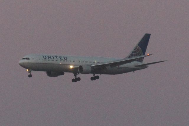 BOEING 767-300 (N642UA) - Runway: 28C. Operating as UAL462 on 1/27/2018.