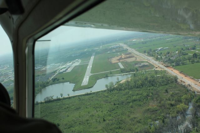 Cessna Skylane (N10GL) - Approach from the north to Bentonville AR Municipal Airport in our 182RG.