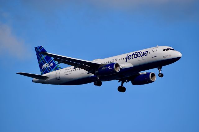 Airbus A320 (N608JB)