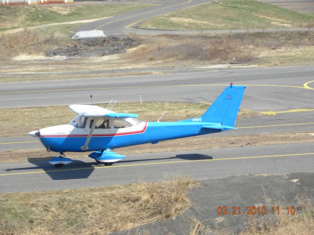 Cessna Skyhawk (N7907U) - N7907U taxiing to 14 at KBLM