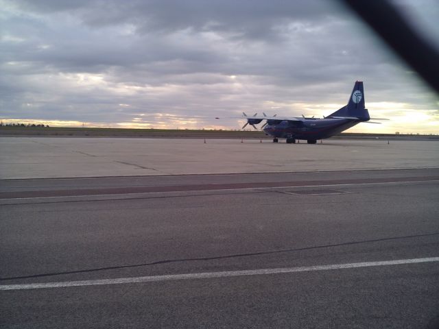 Antonov An-12 (UR-CNT) - Un Antonov 12 sur le tarmac de Ukraine Air Alliance