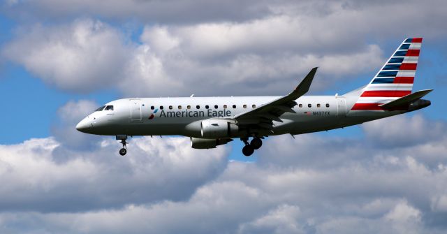Embraer 175 (N437YX) - On final is this 2014 American Airlines Eagle Embraer ERJ-175LR in the Summer of 2020.