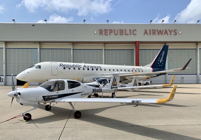 Embraer 170/175 (N403YX)