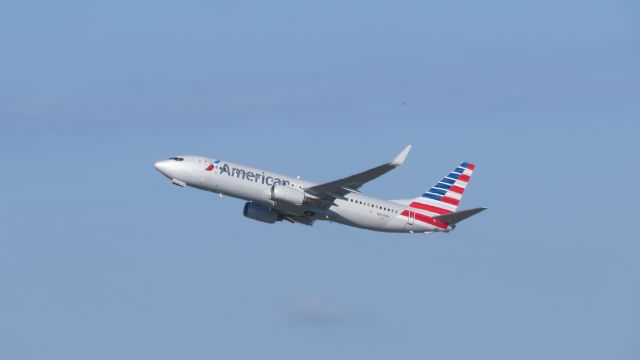 Boeing 737-800 (N974AN) - A beautiful 737 rocketing out of Orlando. Camera is a Canon SX50 HS.