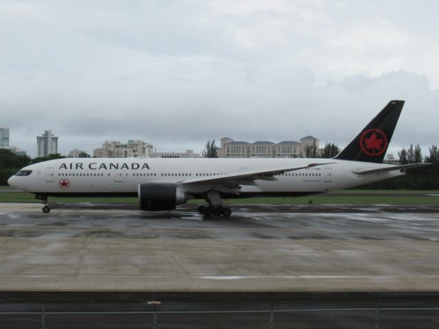 BOEING 777-200LR (C-FNND)