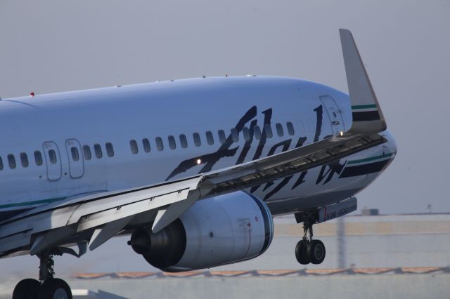Boeing 737-800 (N596AS)