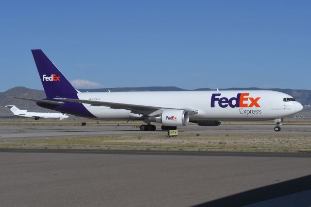 BOEING 767-300 (N276FE)