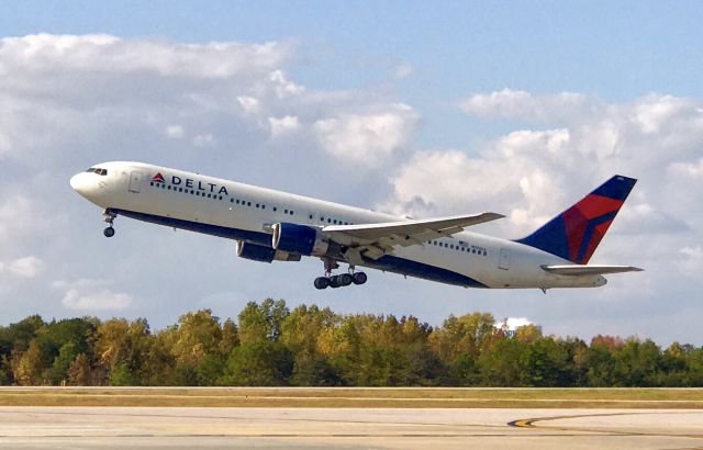 BOEING 767-300 (N140LL)