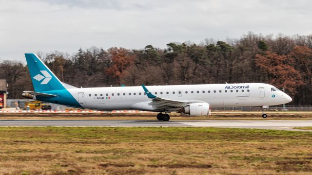 EMBRAER 195 (I-ADJO)