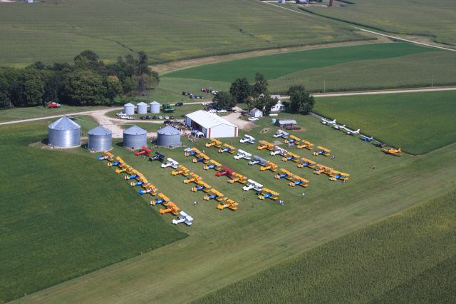 — — - Gathering of Stearman at Wolfords Farm Picnic, Abington, Illinois 2009