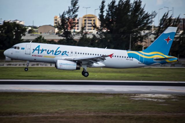 Airbus A320 (P4-AAD)