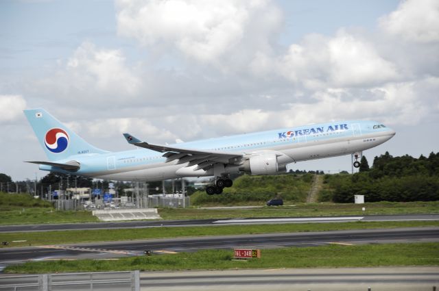 Airbus A330-200 (HL8223) - Final Approach to Narita Intl Airport Rnwy16L on 2012/08/18