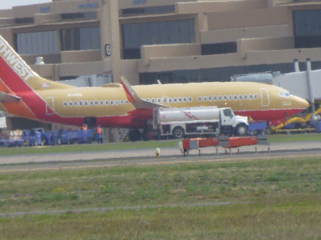 Boeing 737-700 (N714CB)