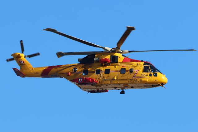 CICARE CH-14 Aguilucho (14-9904) - CH-149 Cormorant 904 Forces Canadienne Sauvetage Survolant le fleuve St-Laurent QC. à Lavaltrie le 20-02-2024 à 14:29