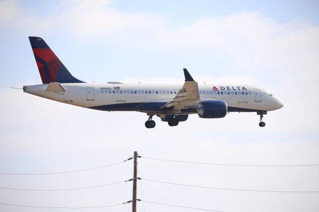 Airbus A220-300 (N301DU)