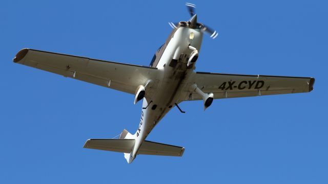 Cirrus SR-22 (4X-CYD) - 18/12/2020 : A Cirrus SR22 after take-off from runway 11, which is the only runway in Herzlyia aerodrom with 903m length.