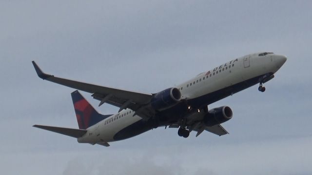 Boeing 737-800 (N373DA) - Nice to see a Boeing 737-800 instead of a 737-900ER.