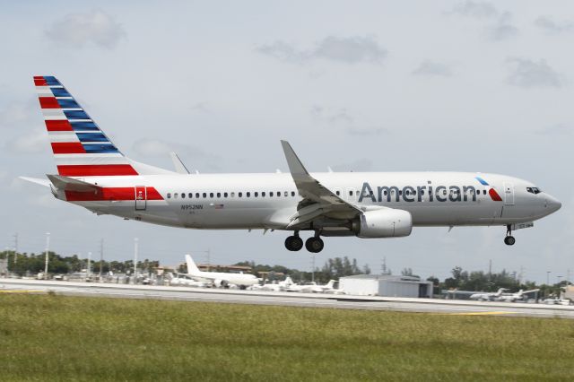 Boeing 737-800 (N952NN)