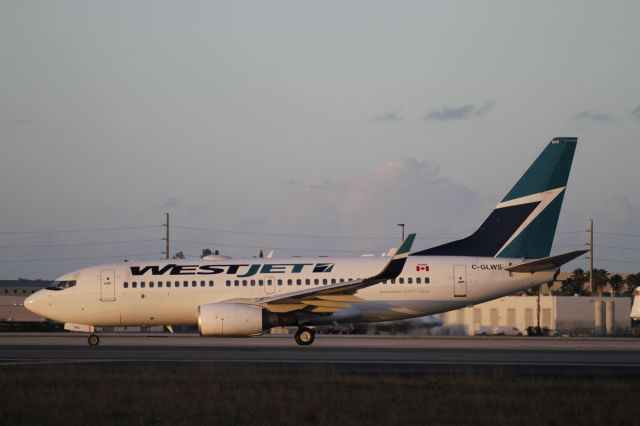 Boeing 737-500 (C-GLWS)