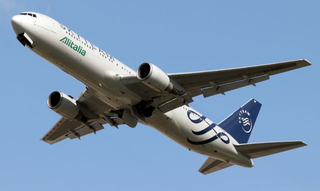 BOEING 767-300 (EI-DBP) - Aug. 18, 2012 - departing from 32R