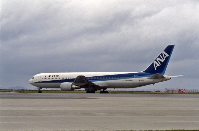 BOEING 767-200 (JA8271) - Taxing at Okinawa-Naha Intl Airport on 1988/03/20