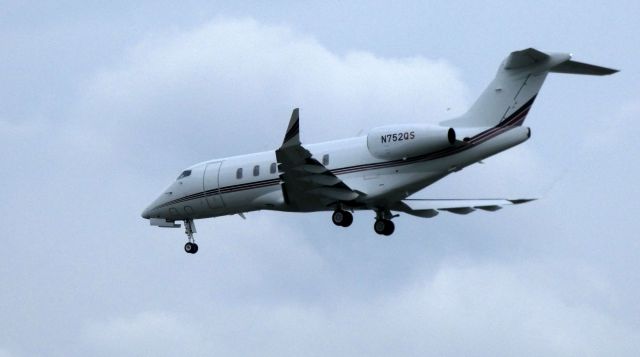 Canadair Challenger 350 (N752QS) - On final is this 2018 Canadair Challenger 350 in the Summer of 2019.