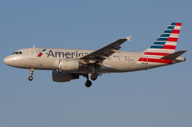 Airbus A319 (N750UW)