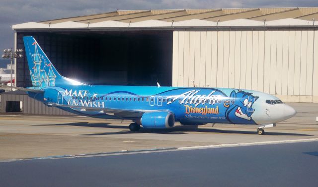 BOEING 737-400 (N706AS) - Alaska 737-490 N706AS wearing the Disneyland/Make a Wish livery at LAX on Oct 18, 2012.