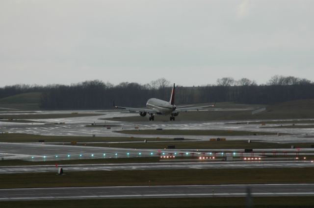 N212JQ — - very short fianl to runway 27 over top of the landing lights at KCVG light rain had just passed over the airport with heavy winds now holding over CVG