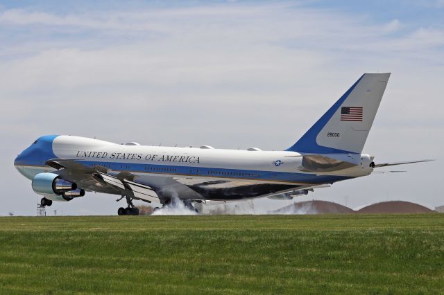 Boeing 747-200 (82-8000) - Air Force One smokin’ on arrival at Hopkins this afternoon, 27 May 2021.