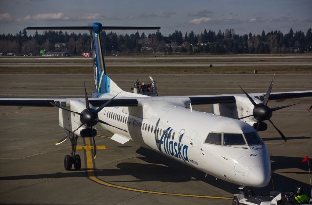 de Havilland Dash 8-400 (N452QX)