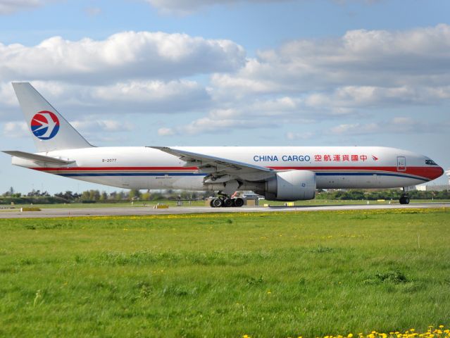 BOEING 777-200LR (B-2077) - Ready to take of RWY04R