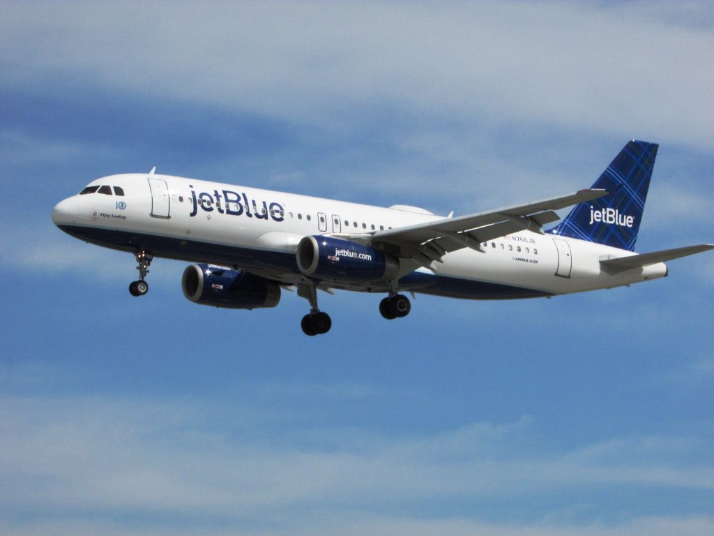 Airbus A320 (N766JB) - Landing on RWY 30
