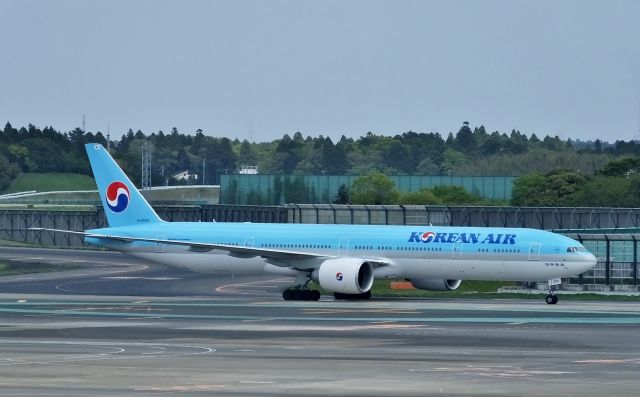 BOEING 777-300 (HL8009) - Taxing at NRT.(2016/04/26)
