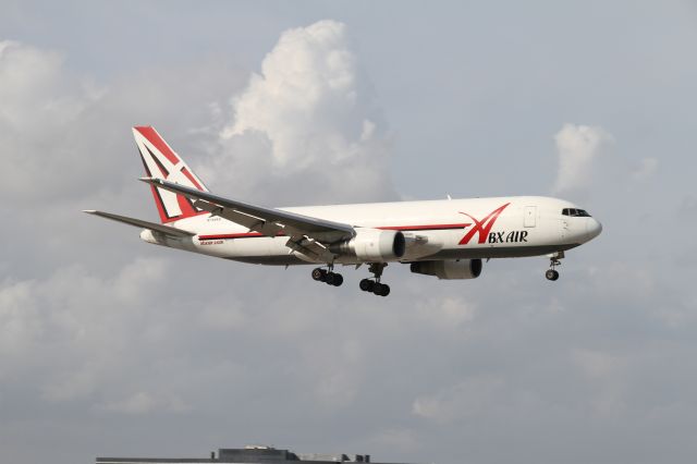 BOEING 767-200 (N744AX)