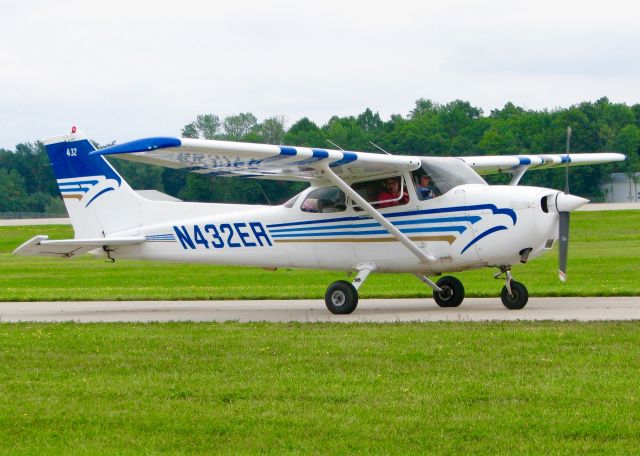 Cessna Skyhawk (N432ER) - At Oshkosh. 1998 Cessna 172R Skyhawk 