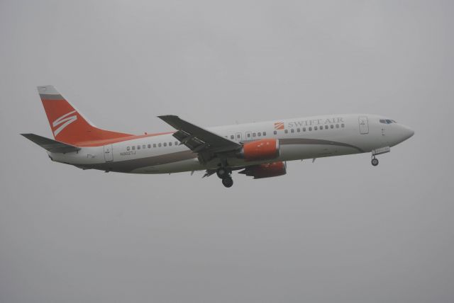 Boeing 737-700 (N802TJ) - 3/30/2016: Swift Air Boeing 737-4B7 (N802TJ) landing at KHOU. 