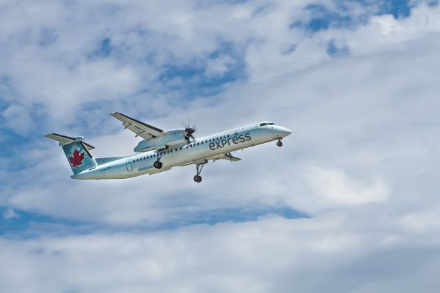 de Havilland Dash 8-400 (C-GJZH) - >>PleaseSelect FULL for proper resolution<<br /On Final to 24R at YYZ from YSJ on Tuesday July 16, 2019