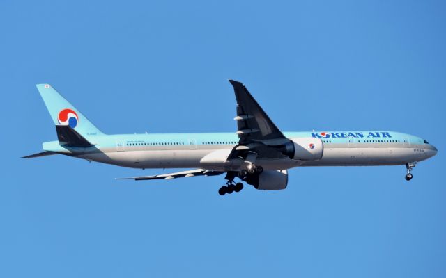 BOEING 777-300ER (HL8209) - Minutes before landing, winter 2019.