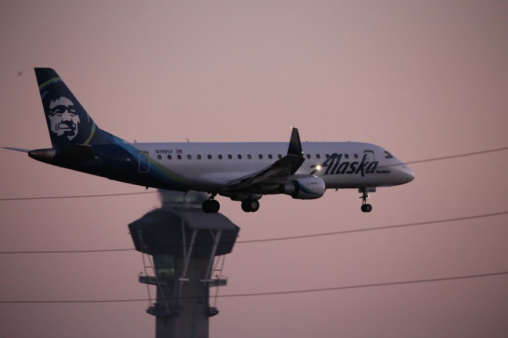 EMBRAER 175 (long wing) (N198SY)