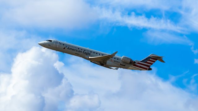 Canadair Regional Jet CRJ-700 (N658CA) - American Eagle CRJ-700 taking off from PHX on 8/20/22. Taken with a Canon 850D and Rokinon 135mm f/2 manual focus lens.