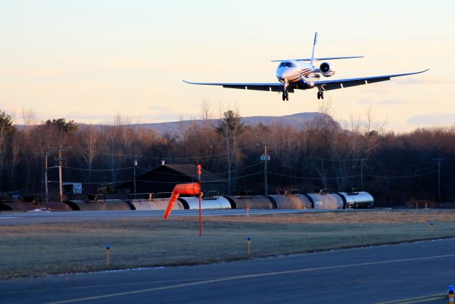 Cessna Citation Sovereign (N990H) - Fighting the crosswinds, over the threshold.