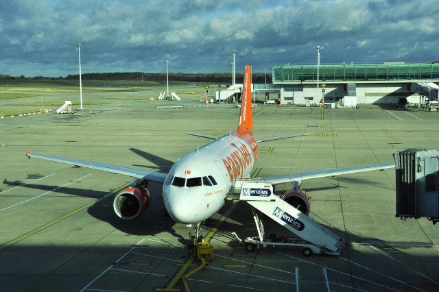 Airbus A319 (G-EZIW) - EasyJet Airbus A319-111 "Linate-Fiumicino Per Tutti" G-EZIW in London Stansted Airport