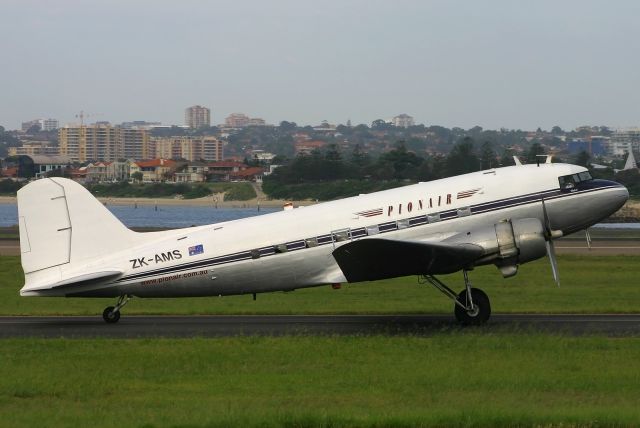 Douglas DC-3 (ZK-AMS)