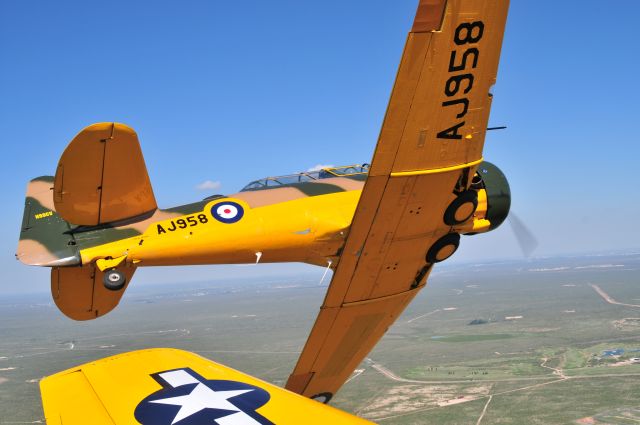 North American T-6 Texan (NIG958) - Lead T6 formation break