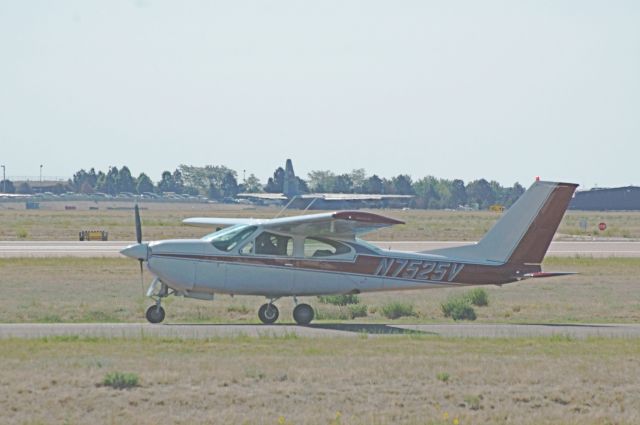 Cessna 177RG Cardinal RG (N7525V) - This 1975 Cessna 177RG taxing to lift.
