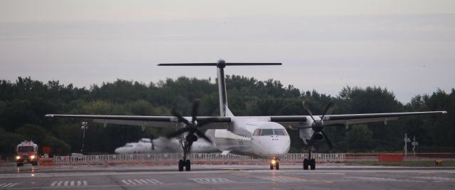 de Havilland Dash 8-400 (C-GLQX)